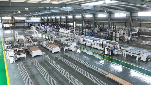 具 渝企智能产线演绎“未来之家”EVO视讯真人20分钟铝卷变家(图2)